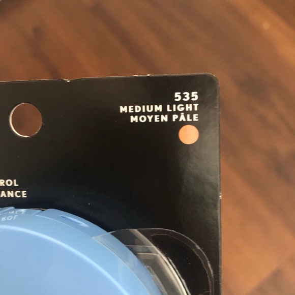 Covergirl Clean Matte Pressed Powder - Blue Compact - Picture 3 of 3